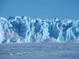 antarctique champs de glace sans fin icebergs dans la mer photo