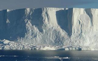 antarctique champs de glace sans fin icebergs dans la mer photo