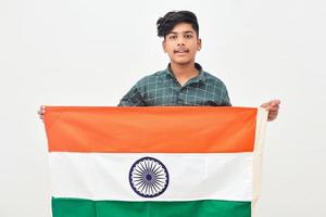 jeune homme indien célébrant le jour de la république indienne ou le jour de l'indépendance photo