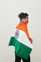 jeune homme indien célébrant le jour de la république indienne ou le jour de l'indépendance photo