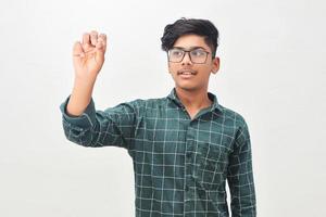 jeune homme indien portant des lunettes et écrivant photo