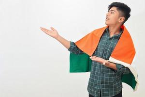 jeune homme indien célébrant le jour de la république indienne ou le jour de l'indépendance photo