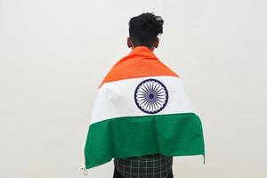 jeune homme indien célébrant le jour de la république indienne ou le jour de l'indépendance photo