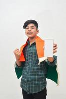 jeune homme indien célébrant le jour de l'indépendance ou le jour de la république et utilisant un smartphone photo