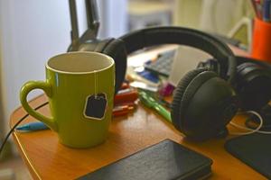 bureau à domicile avec tasse à thé et fournitures d'écriture photo