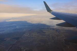 vue sur l'aile d'avion dans le ciel. concept de voyage et de transport photo