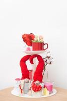 maquette de tasse rouge et idées de décoration pour la saint valentin avec des gnomes photo