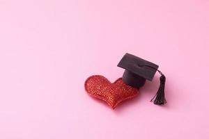 coeur rouge avec une casquette de diplômé. apprentissage relationnel, amour, concept de psychologie