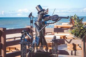 zelenogradsk, russie-17 mai 2016 - sculpture romantique en métal sur la mer baltique photo