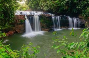 belle vue du matin avec une belle atmosphère de cascade photo