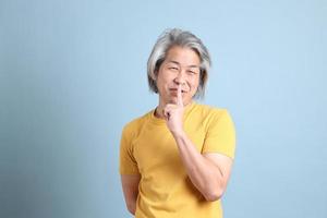 homme asiatique avec un t-shirt jaune photo