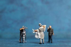 concept de cérémonie de mariage en direct de couple de personnes miniatures photo