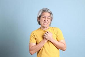 homme asiatique avec un t-shirt jaune photo