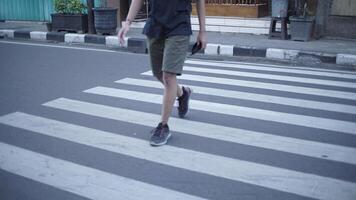 ponorogo, indonésie. 01152022 - un homme traversant la route sur la croix zébrée. photo