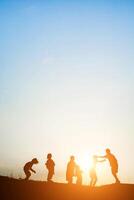 enfants jouant sur le temps heureux du coucher du soleil d'été photo