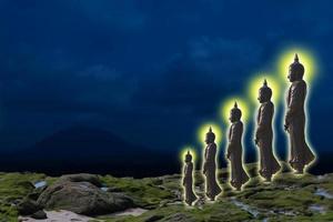 cinq bouddha à la recherche de style sept jours marchant sur le ciel nocturne de la montagne photo