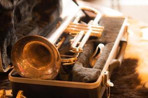 ancienne trompette dorée dans un étui en fourrure noire gros plan bel instrument de saxophone vintage en boîte.