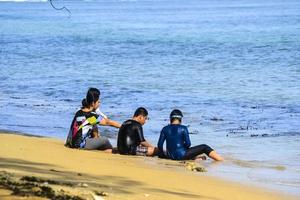 sorong, papouasie occidentale, 12 décembre 2021. une famille passe du bon temps à la plage photo