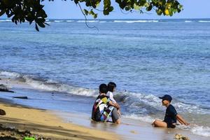 sorong, papouasie occidentale, 12 décembre 2021. une famille passe du bon temps à la plage photo