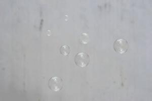 bulle d'eau tombant sur le sol photo