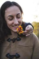 un enfant donne une fleur à sa mère photo