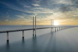 vue panoramique sur le pont de l'oresund au coucher du soleil sur la mer baltique photo