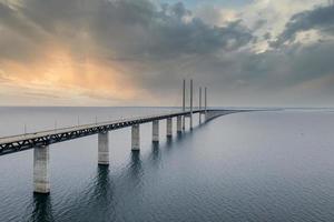 vue panoramique sur le pont de l'oresund au coucher du soleil sur la mer baltique photo