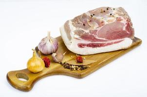 morceau de viande de porc salé sur fond blanc. photographie de studio photo