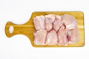 morceaux de viande de cuisse de poulet sans peau ni os. photographie de studio photo
