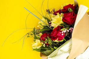 luxueux beau bouquet de fleurs fraîches sur fond clair. photographie de studio photo