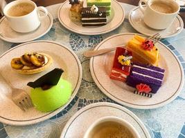 divers gâteaux colorés sur des assiettes. dessert sucré. photographie de studio