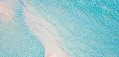 paysage marin d'été belles vagues, eau de mer bleue en journée ensoleillée. vue de dessus du drone. vue aérienne de la mer, fond de nature tropicale incroyable. belle mer lumineuse avec des vagues éclaboussant et concept de sable de plage photo