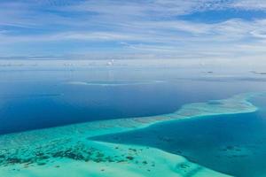sable de récif de plage des maldives. îles aériennes situées aux maldives. écologie lagon océanique, paysage marin aérien avec horizon, eau peu profonde photo