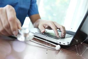 médecin travaillant avec un ordinateur portable dans un bureau d'espace de travail médical et un diagramme de média de réseau médical en tant que concept photo