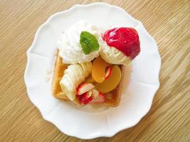 gaufre aux fruits sur table en bois photo