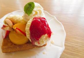 gaufre aux fruits sur table en bois photo