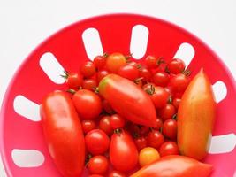 légumes tomates dans un bol photo