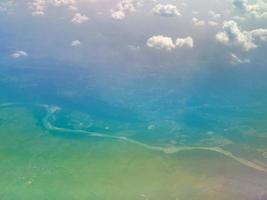 ciel bleu avec fond de nuages vu d'un avion en vol photo