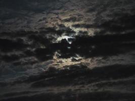 pleine lune derrière les nuages photo