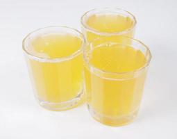 verres à jus d'ananas photo