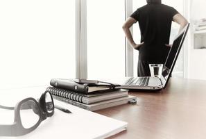 jeune homme concepteur créatif travaillant au bureau comme concept photo