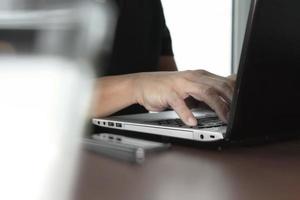 gros plan sur un homme d'affaires travaillant sur un ordinateur portable sur un bureau en bois comme concept photo