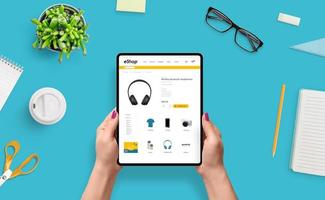 achats en ligne avec concept de tablette. fille utilise le site Web de commerce électronique pour acheter des écouteurs. vue de dessus, mise à plat photo