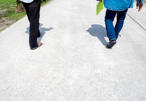 les jambes de deux hommes marchent ensemble sur une passerelle photo