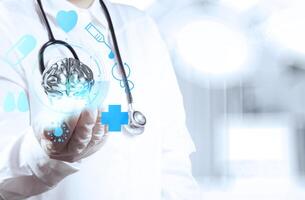 médecin avec brain3d metal dans ses mains comme concept photo