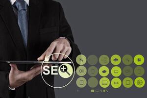 main d'homme d'affaires montrant l'optimisation des moteurs de recherche seo photo