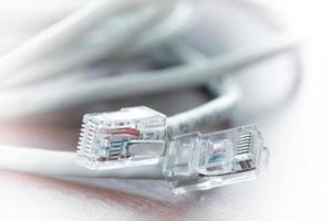 gros plan du réseau lan de prise rj45 sur un bureau en bois photo