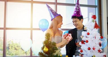 les amoureux de couple asiatique offrent une boîte-cadeau avec un cadeau de noël pendant les vacances de noël et une bonne année patty photo