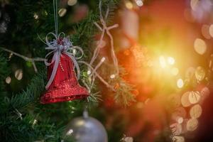 bonne année et ornements sur le sapin de noël avec boîte-cadeau, flou et flou photo