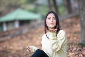 belle femme asiatique souriante fille heureuse et portant des vêtements chauds portrait d'hiver et d'automne à l'extérieur dans le parc photo